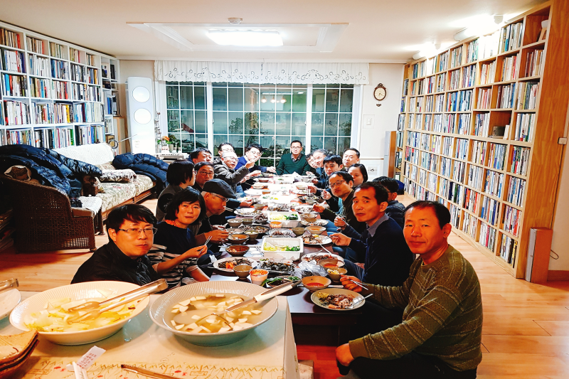 식탁사진밑1.png
