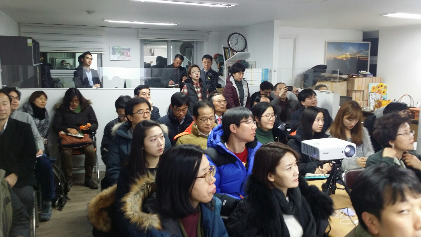 21ebs피디님, 그리고 수유넘어 회원분들도 뇌과학 강의를 듣기 위해 참석하셨습니다.jpg
