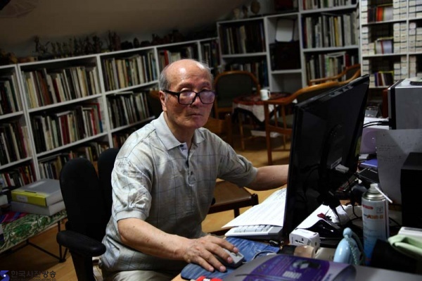 서재에서.jpg