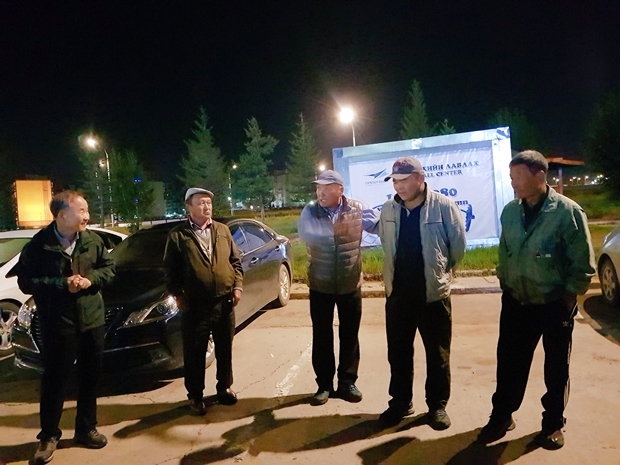 20차탐사 몽골 유로아저씨등 버스기사분.jpg