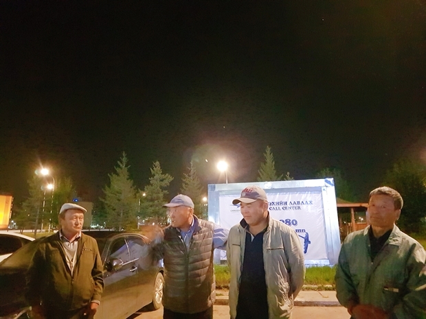 아저씨들 크게.jpg